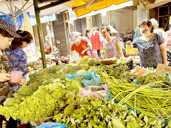 Người tiêu dùng chọn mua rau củ tại chợ Bàn Cờ, quận 3