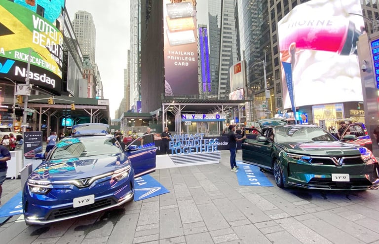VinFast trưng bày sản phẩm xe điện trước cửa trụ sở chính của Nasdaq ở Quảng trường Thời đại, New York (Mỹ). Ảnh: Hoài Thanh