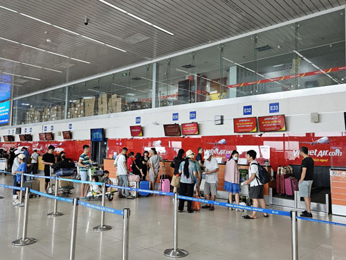 Hiện tại, giá vé máy bay trên nhiều đường bay từ TP HCM, Hà Nội tới các điểm du lịch trong nước vẫn còn nhiều Ảnh: BÌNH AN