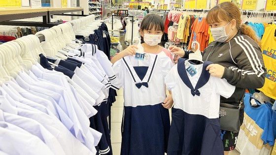 Chọn mua quần áo học sinh năm học 2023-2024 tại siêu thị. Ảnh: CAO THĂNG