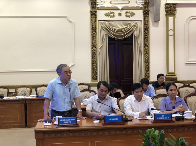 Ông Nguyễn Ngọc Hòa, Chủ tịch HUBA, phát biểu tại buổi họp báo về Diễn đàn Kinh tế TP HCM năm 2023