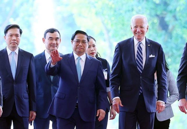 Thủ tướng Phạm Minh Chính chào mừng Tổng thống Joe Biden tới thăm Việt Nam đúng vào dịp kỷ niệm 10 năm xác lập khuôn khổ Đối tác toàn diện - Ảnh: VGP