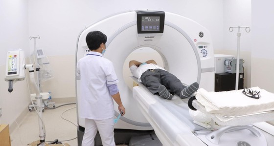 Bác sĩ Bệnh viện Ung bướu TPHCM đang chụp CT cho người bệnh