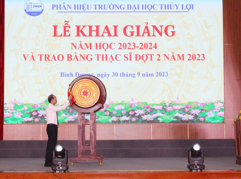 GS.TS Trịnh Minh Thụ, Hiệu trưởng nhà trường, Giám đốc Phân hiệu đánh trống khai giảng năm học mới.