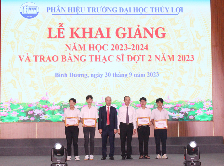 Đại diện nhà trường trao học bổng bán phần cho các sinh viên có thành tích cao trong đợt xét tuyển năm 2023.