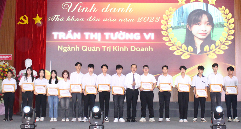 Đại diện nhà trường trao học bổng vinh danh 15 thủ khoa đầu vào của 15 ngành trong kỳ thi tuyển sinh năm 2023.