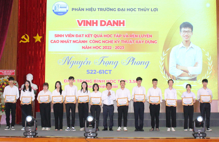 Trao học bổng cho các sinh viên có thành tích cao trong học tập và rèn luyện năm học 2022-2023.