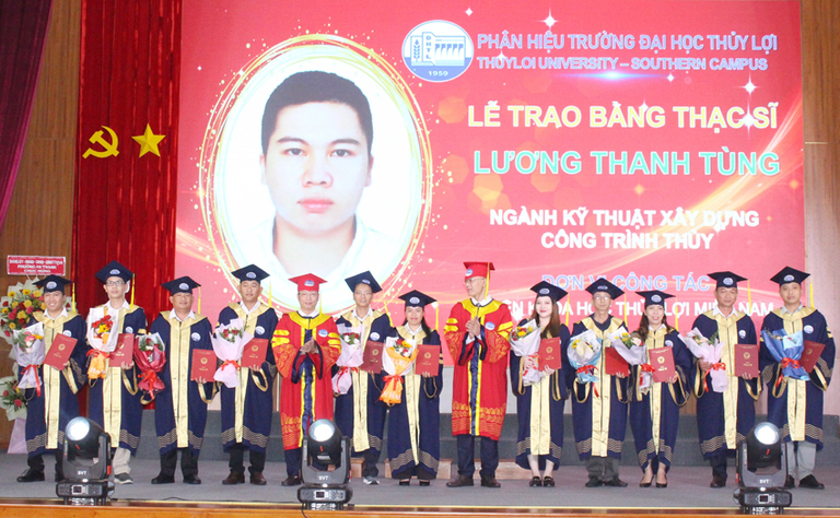 Phân hiệu trường Đại học Thủy Lợi trao bằng cho các tân Thạc  sĩ.