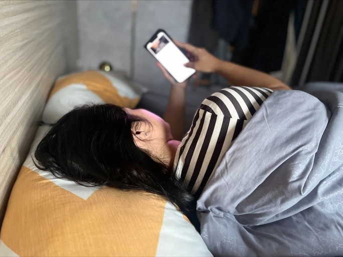 Xem nhiều thông tin từ điện thoại khiến người trẻ dễ mất ngủ hoặc ngủ không ngon Ảnh: BẢO LÂM