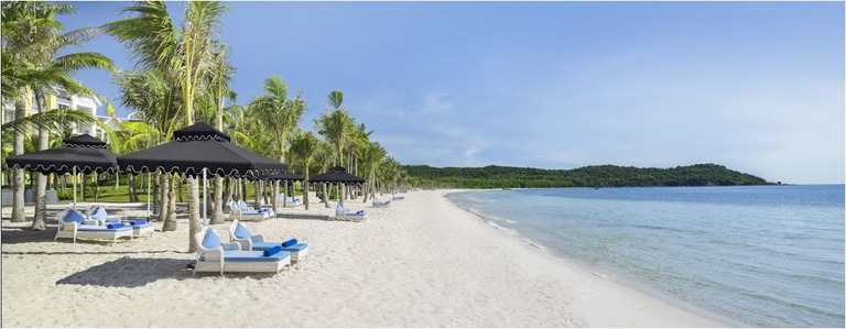 Bờ cát trắng mịn và nước biển xanh như ngọc tại bãi Kem, Phú Quốc - Ảnh: JW Marriott Phu Quoc Emerald Bay Resort