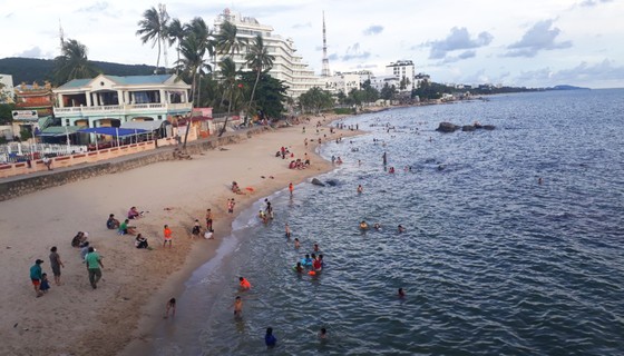 Dinh Cậu là bãi biển công cộng cuối cùng trên đảo Phú Quốc. Ảnh: QUỐC BÌNH