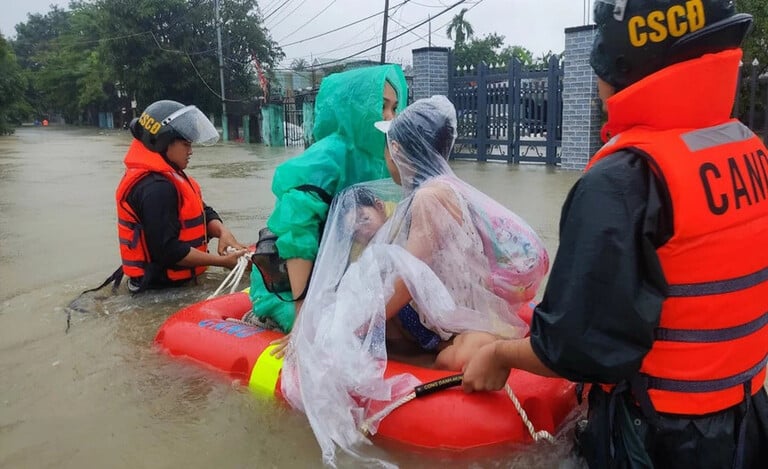 Mưa lớn ở Đà Nẵng những ngày qua khiến nhiều người dân vùng bị ngập phải di chuyển đến nơi an toàn (Ảnh: Hà Nam)