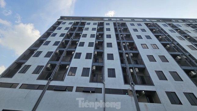 Chung cư mini My House nằm trên đường Phú Hữu (thôn 1, xã Tân Xã, huyện Thạch Thất) xây sai phép có quy mô 9 tầng, với gần 200 căn hộ, không khác gì dự án nhà ở. Ảnh: Lộc Liên