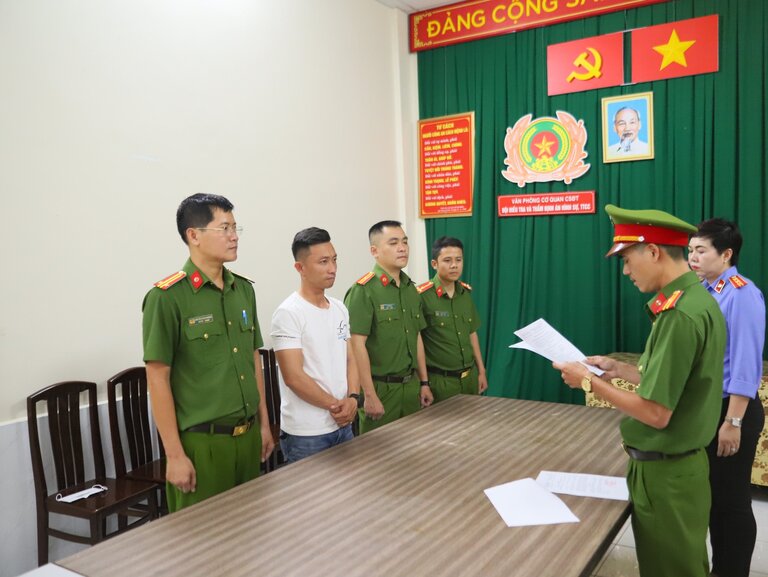 Cơ quan Cảnh sát điều tra tống đạt các quyết định tố tụng đối với Trần Xuân Đông
