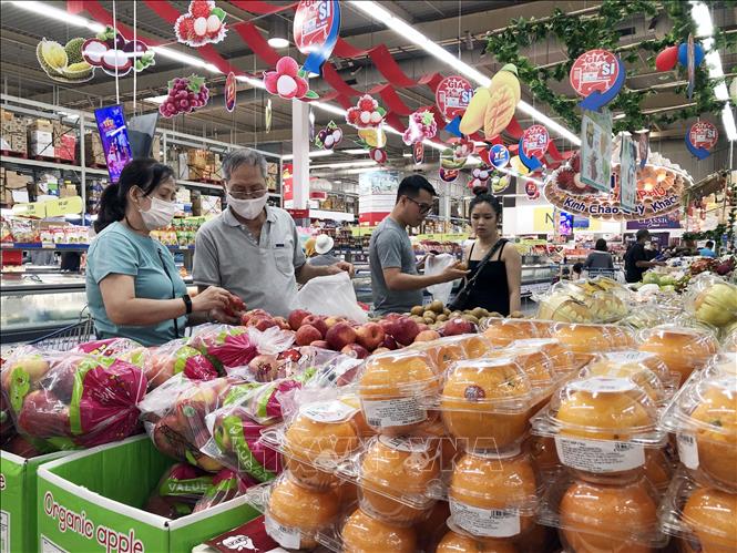 Người tiêu dùng mua hàng tại siêu thị MM Mega Market An Phú, TP Hồ Chí Minh. Ảnh: Mỹ Phương/TTXVN