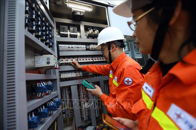 Công nhân Công ty Truyền tải điện 1 kiểm tra thiết bị TBA 220 kV Xuân Mai. Ảnh tư liệu: Huy Hùng/TTXVN