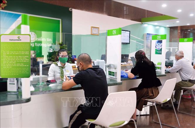 Khách hàng giao dịch tại Hội sở chính Vietcombank. Ảnh tư liệu: Trần Việt/TTXVN