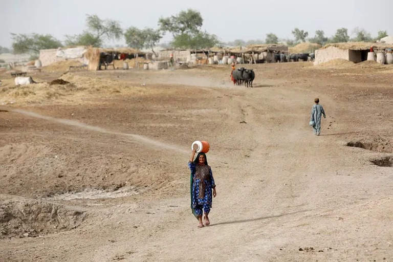 Nắng nóng khiến nhiều khu vực tại Pakistan bị thiếu nước trầm trọng trong tháng 5-2023. Ảnh: REUTERS