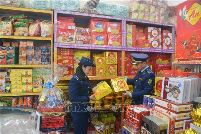 Lực lượng Đội Quản lý thị trường thành phố Sơn La (Cục Quản lý thị trường Sơn La) kiểm tra cơ sở kinh doanh trên địa bàn. Ảnh tư liệu: Quang Quyết/TTXVN