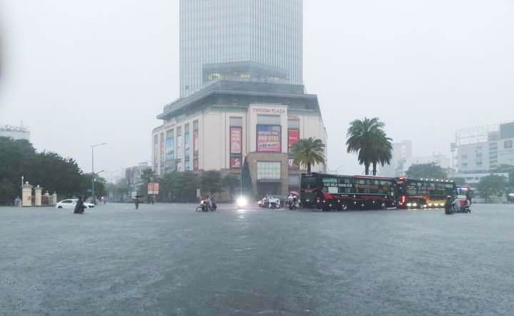 Trung tâm TP.Huế bị ngập vào sáng sớm nay (15.11)