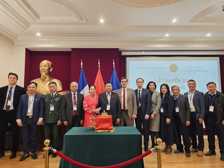 Đoàn Việt Nam và đại diện Bộ Ngoại giao Pháp, đại diện UNESCO chứng kiến buổi lễ chuyển giao ấn vàng Hoàng đế chi bảo cho Việt Nam.