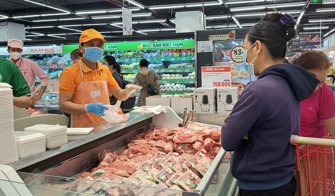 Người tiêu dùng Việt vẫn có thói quen mua thịt heo nóng, chưa thật sự ưa chuộng thịt mát. Ảnh: AN NA