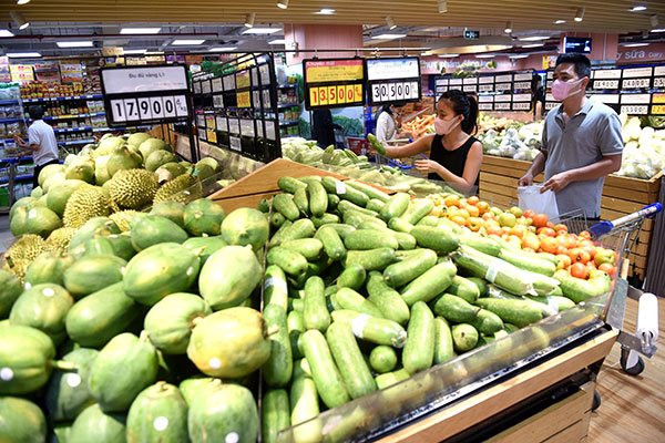 Người tiêu dùng mua sắm tại siêu thị 