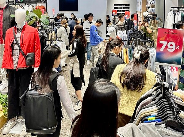 Người tiêu dùng tranh thủ đến mua sắm trước ngày Black Friday