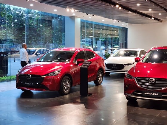 Nhiều mẫu xe mới đang được trưng bày tại showroom Mazda Tân Sơn Nhất (quận Phú Nhuận). Ảnh: ĐỨC TRUNG