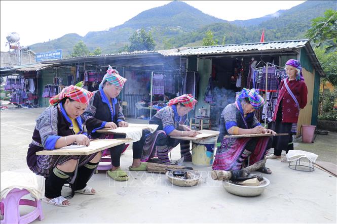Những phụ nữ Mông tranh thủ vẽ mọi lúc khi có thời gian rảnh, ở mọi nơi khi có bếp lửa và khi sáp ong đã nóng chảy, đặc biệt là những lúc nông nhàn. Ảnh: Tuấn Anh/TTXVN