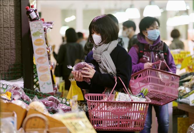 Người dân mua thực phẩm tại siêu thị ở Tokyo, Nhật Bản. Ảnh: Kyodo/TTXVN