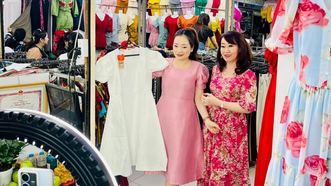 Chị Thái Trang cùng nhân viên livestream bán hàng chiều 11-12 tại chợ An Đông