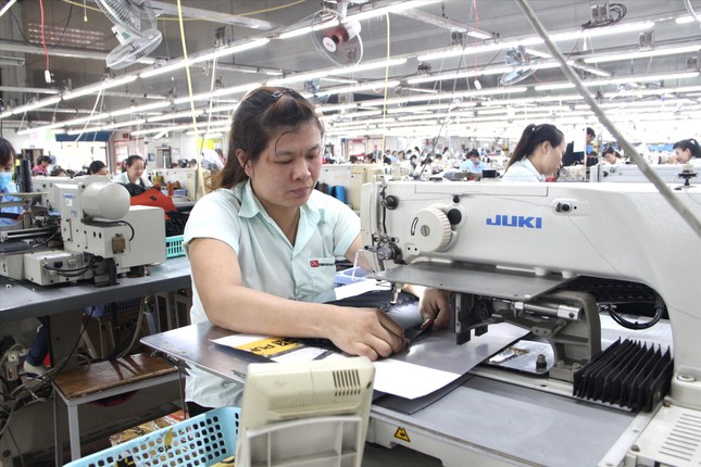 Công nhân sản xuất hàng may mặc trong nhà máy ở Bình Dương. Ảnh: H.C