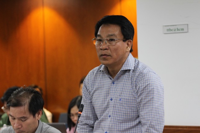 Ông Lê Trường Sơn, Phó Tổng Giám đốc Liên hiệp HTX Thương mại TPHCM (Saigon Co.op) trả lời tại họp báo. Ảnh: Thành Nhân.