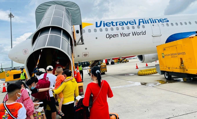 Hành khách lên máy bay Vietravel Airlines tại sân bay Tân Sơn Nhất