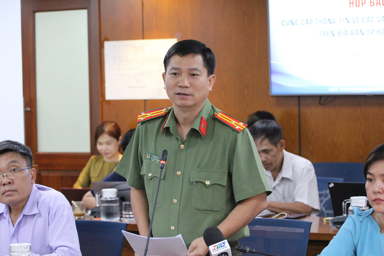 Thượng tá Lê Mạnh Hà - Phó Trưởng Phòng Tham mưu Công an TP.HCM cảnh báo về các thủ đoạn lừa đảo (Ảnh: TN).