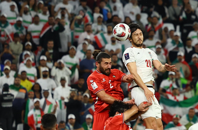 Các cầu thủ Iran (áo trắng) tỏ rõ sức mạnh vượt trội