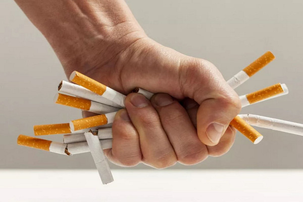 Để bảo quản, tăng sự hấp dẫn thì thuốc lá được tẩm ướp thêm rất nhiều hóa chất độc hại và có thể gây ung thư - Ảnh minh họa