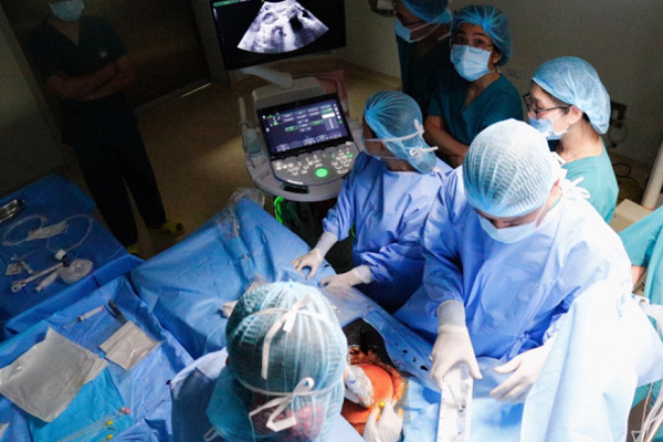 Các bác sĩ đang thực hiện ca thông tim xuyên tử cung cứu bào thai bị dị tật tim bẩm sinh - Ảnh: SYT