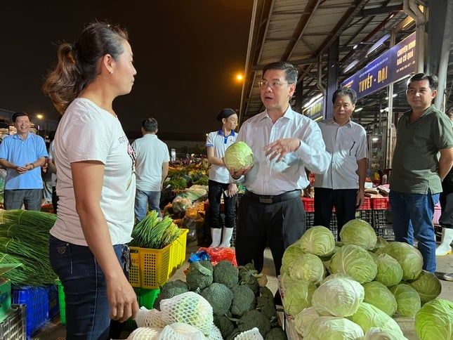 Phó Chủ tịch UBND TPHCM Nguyễn Văn Dũng bất ngờ khi biết giá nhiều loại rau củ chỉ 10.000 đồng/kg dịp cận Tết.