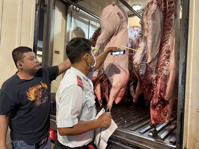 Lực lượng quản lý an toàn thực phẩm TPHCM truy xuất nguồn gốc thịt heo tại chợ đầu mối Hóc Môn