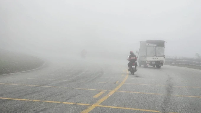Không khí lạnh đang biến tính, độ ẩm tăng, miền núi có sương mù, gây nguy hiểm về giao thông. Ảnh: CTV