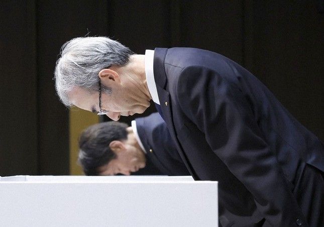 Chủ tịch TICO, Koichi Ito (phía trước) cúi đầu xin lỗi trong cuộc họp báo ở Tokyo hôm 29/1.