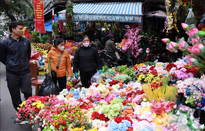 Một quầy bán hoa giả trên phố Hàng Lược. Ảnh: Trần Việt/TTXVN