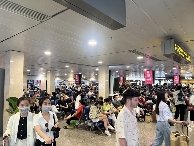 Trong hôm nay 13/2 (mùng 4 Tết), sân bay Tân Sơn Nhất – TPHCM dự kiến có hơn 136.000 lượt hành khách đi và đến.