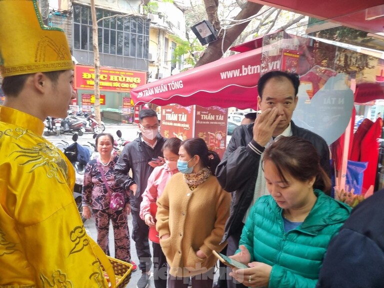 Người dân xếp hàng tràn ra cửa tại một cửa hàng vàng trên phố Trần Nhân Tông - Hà Nội (ảnh: Ngọc Mai).