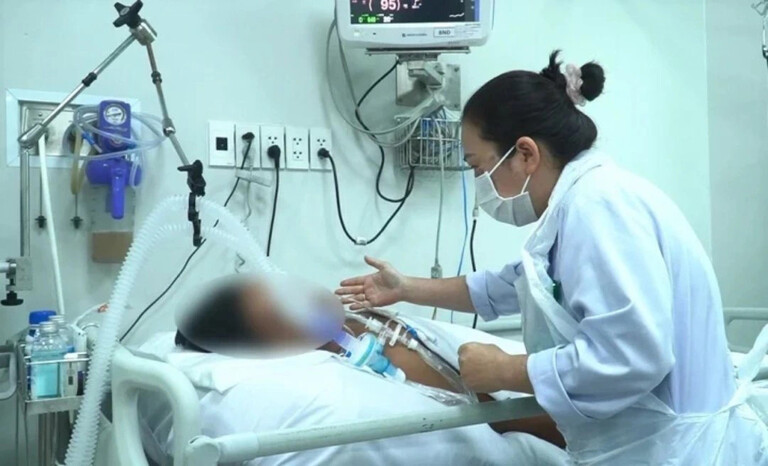Một bệnh nhân đang điều trị tại Bệnh viện Chợ Rẫy do ngộ độc Butulinum toxin vào tháng 5/2023. Ảnh: BVCC