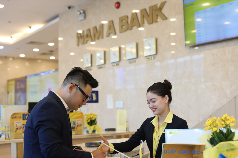 Khách hàng giao dịch tại Nam A Bank.