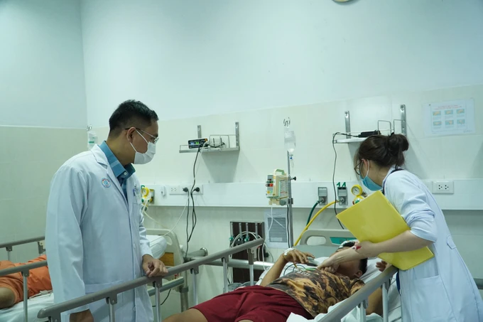 BSCK1 Nguyễn Văn Thuận, Khoa Bệnh nhiệt đới Bệnh viện Chợ Rẫy cùng bác sĩ Bệnh viện Nhi đồng 2 thăm khám cho bệnh nhi ngộ độc botulinum toxin