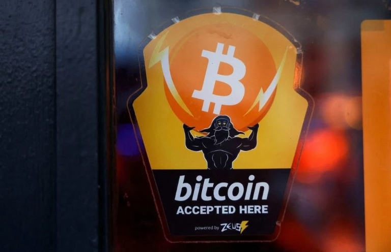 Giá Bitcoin lần đầu tiên đạt 63.000 USD hôm 28.2 kể từ tháng 11.2021 - Ảnh: Getty Images